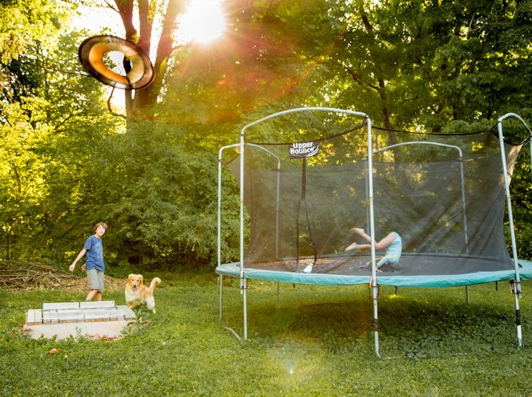 W ogrodzie: Trampolina